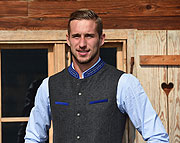 TSV 1860 München Spieler Marco Hiller, trägt trotz des entfallenen Oktoberfests Tracht an der Almhütte auf dem Trainingsgeländes des TSV 1860 München.  (©Foto: Felix Hörhager für Angermaier)